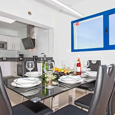 Playa Blanca Sleeps 6 Air Con Wifi فيلة